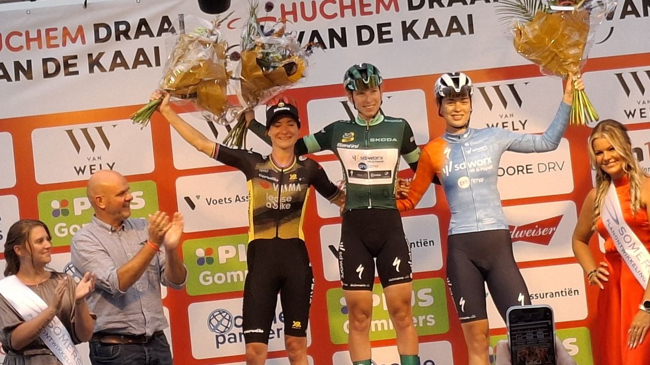 Het podium van Draai in de Kaai, met Marianne Vos als tweede. (Foto: Leon Voskamp)