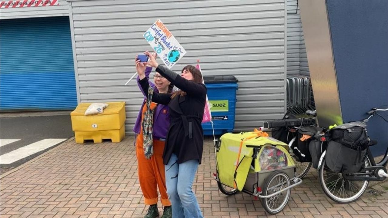 Bij aankomst in Newcastle kreeg Gijsje een nieuw lapje voor de deken overhandigd (foto: Gijsje van Bakel).