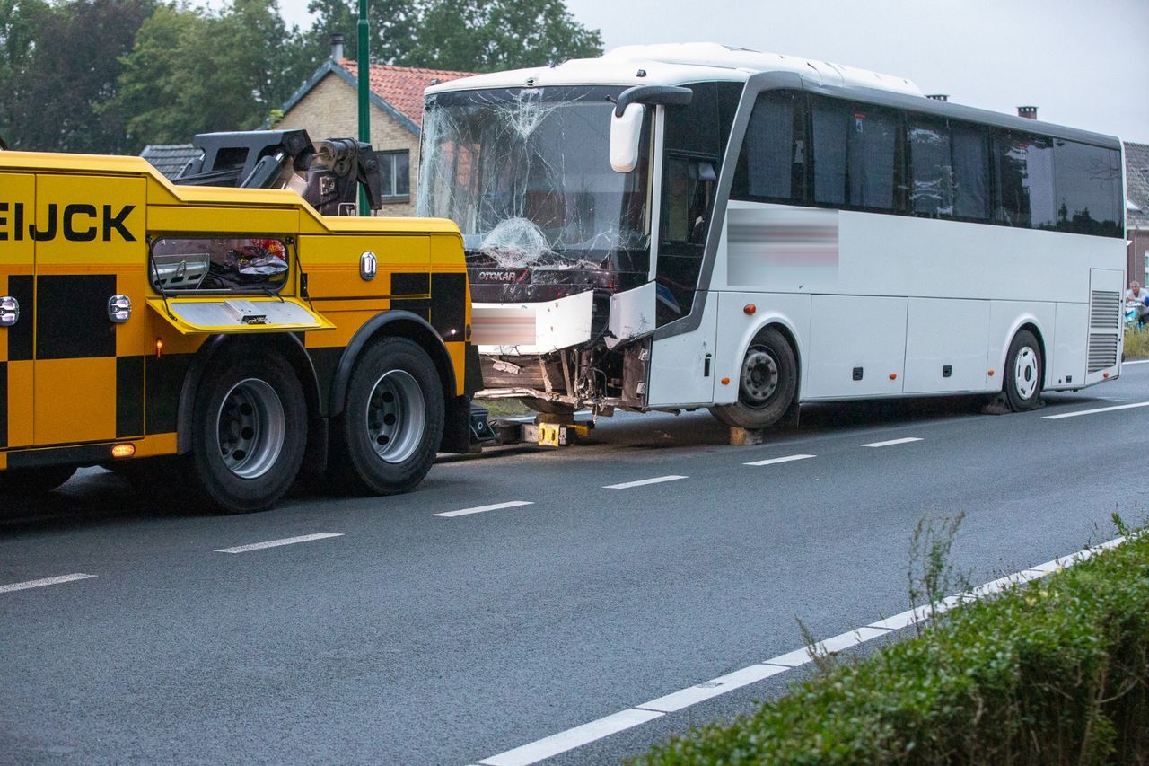 De bus wordt zaterdagochtend weggehaald (foto: Rob van Kaathoven).