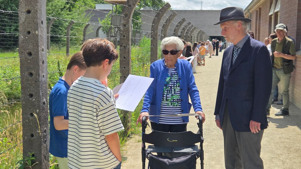 Leerlingen van groep zeven lezen de bijna 1300 overleden kindernamen op (foto: Noël van Hooft).