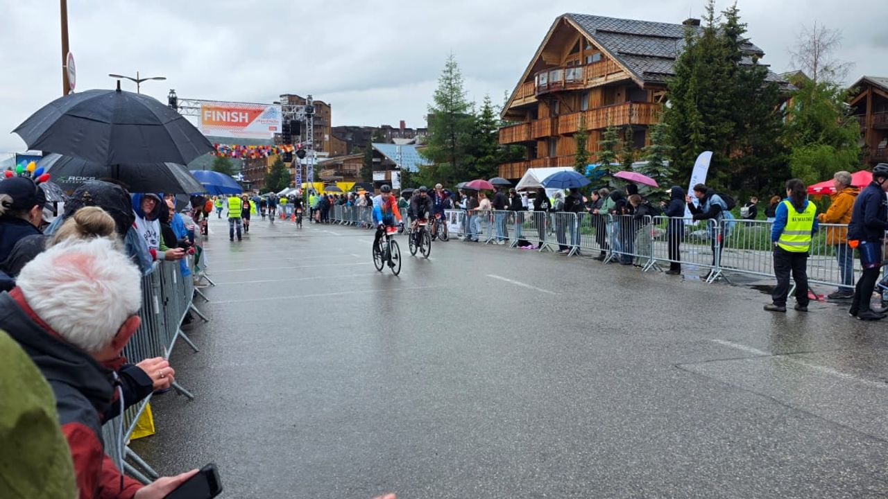 Fietsers worden aangemoedigd door toeschouwers op de Alpe d'Huez. (Foto: Raymond Merkx)