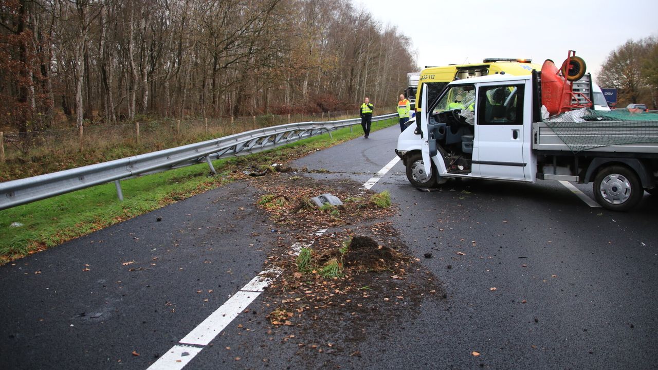Schade aan de auto's en de vangrails (foto: Harrie Grijseels/SQ Vision).