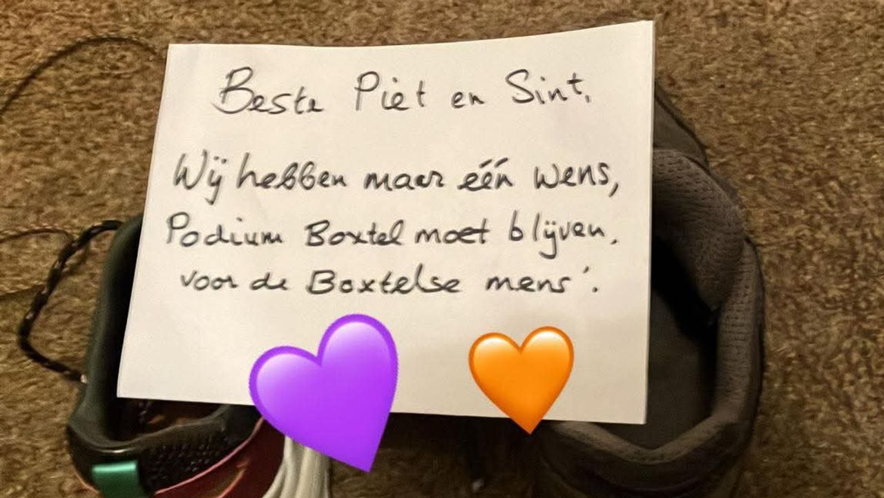 Volwassenen zetten hun schoen bij de gemeente (foto: Marc Cleutjens).