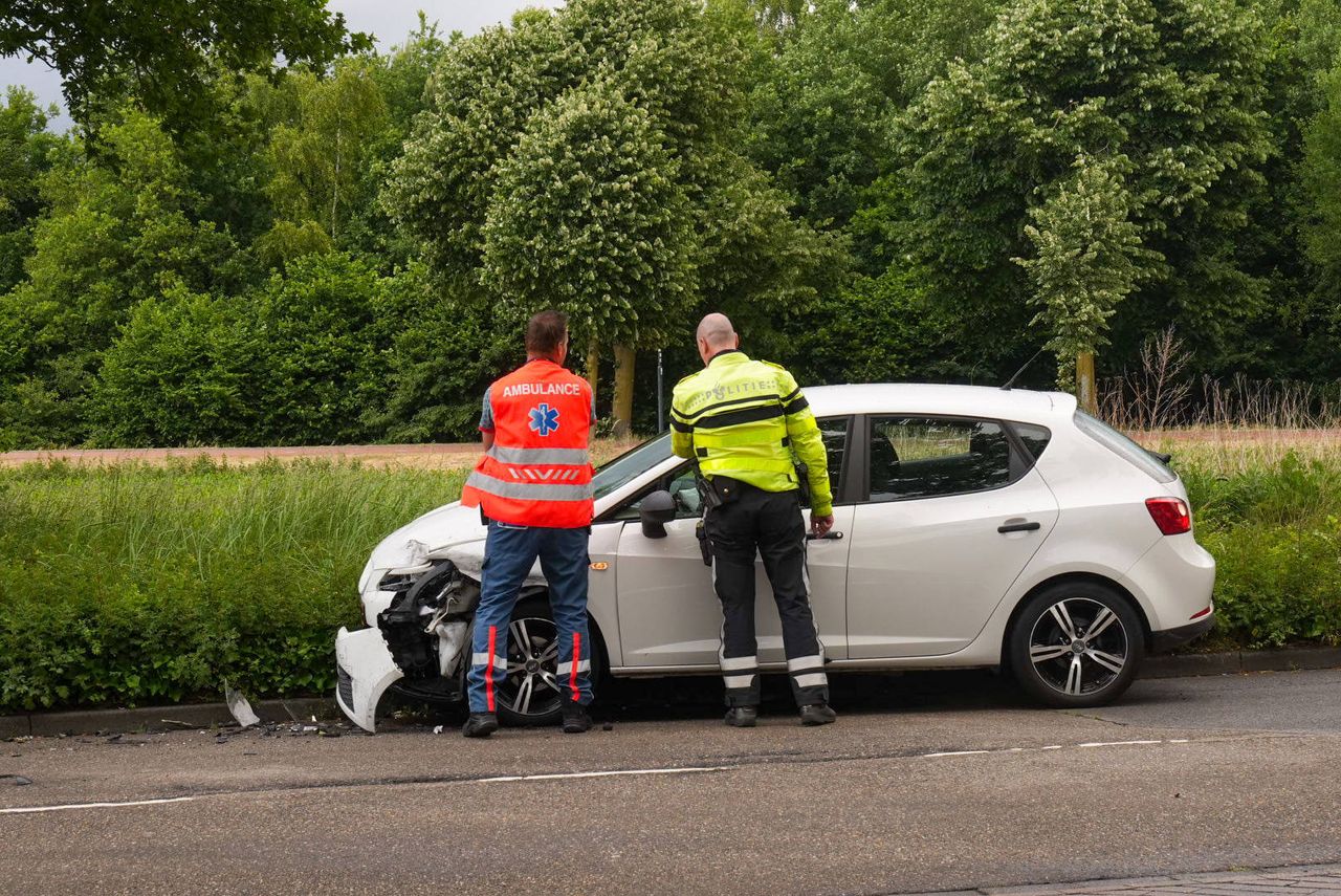De personenwagen moest worden afgevoerd (foto: Harrie Grijseels/Persbureau Heitink).
