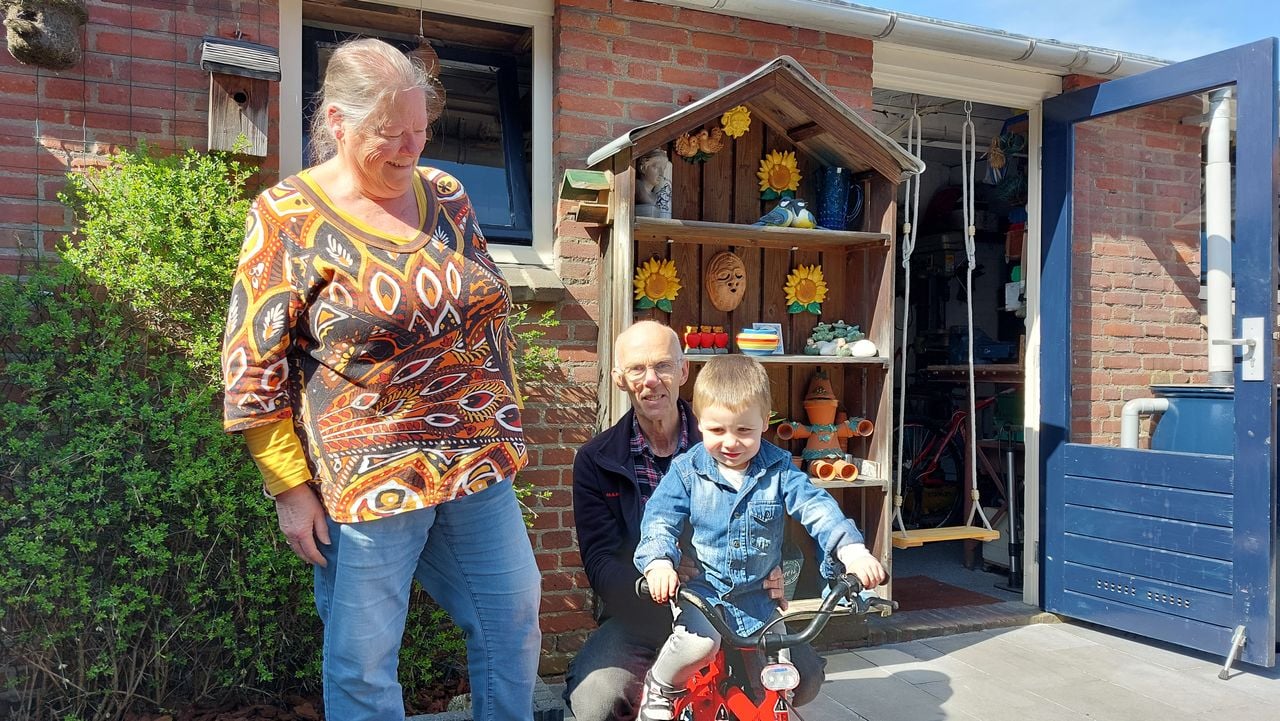 Guus en Til van Tetering met kleinzoon.