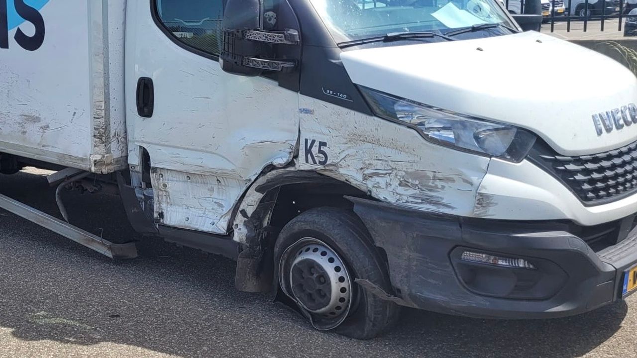 De zijkant van de bedrijfswagen van Peter raakte zwaar beschadigd (foto:  Peter Ooms).