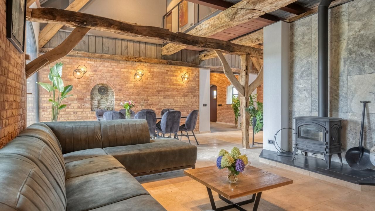 De sfeervolle woonkamer (foto: Van Helvoort Makelaardij).