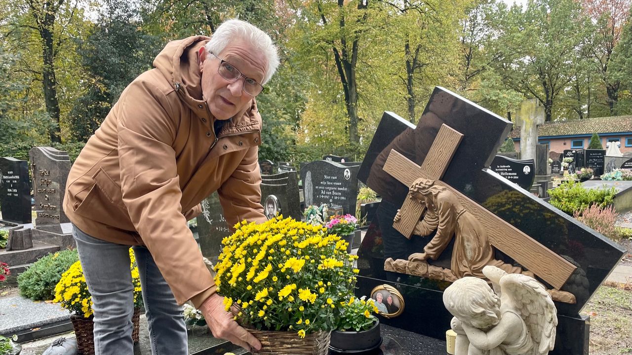 Jan van Peer zet een bolchrysant op het familiegraf (foto: Erik Peeters)
