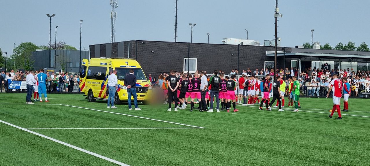 Spelers van de twee ploegen verzamelen zich rondom de aanvoerder van Achilles Veen (foto: Arjan de Jonge).