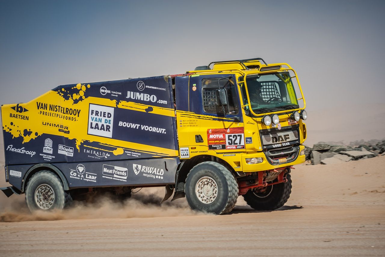 Jan en Ben van de Laar met hun truck in het Midden-Oosten.