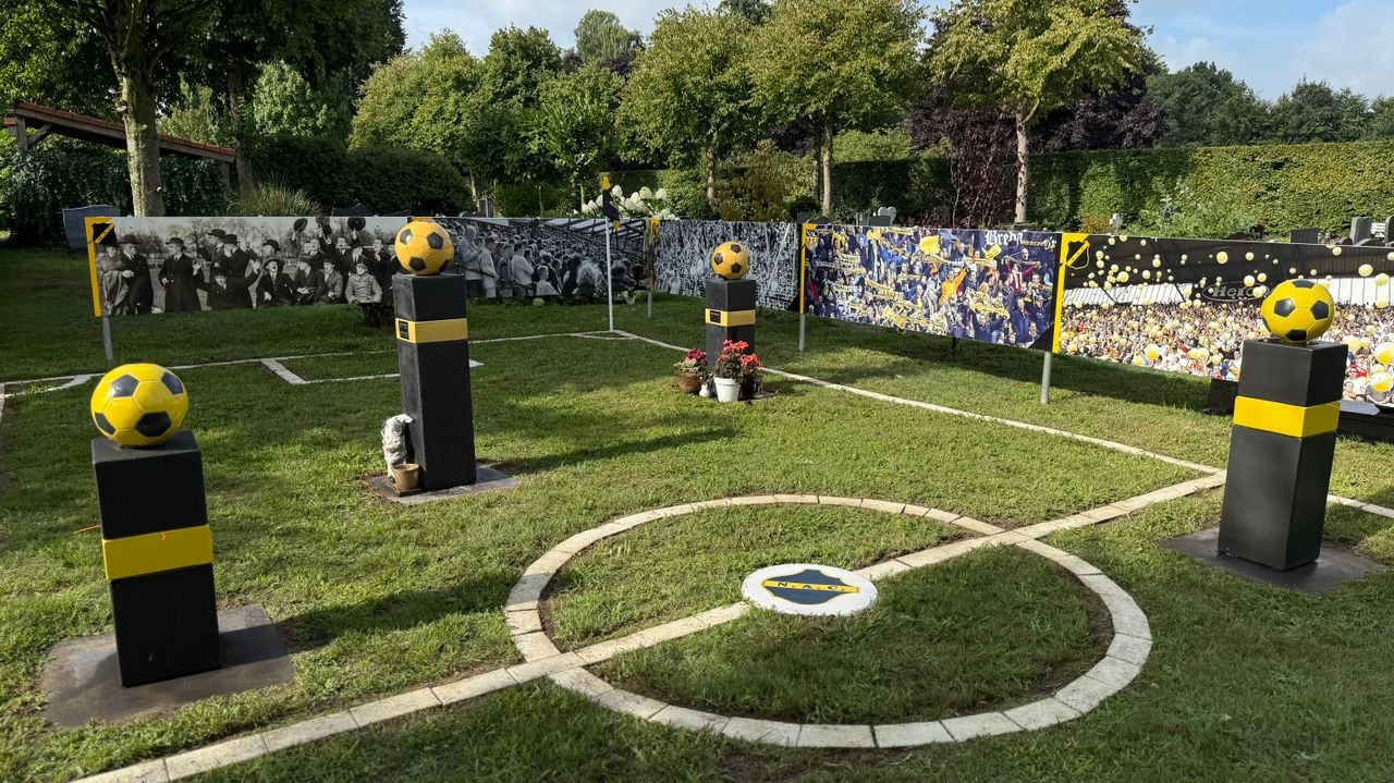Het NAC-veldje met daarop de urnenzuilen met geel-zwarte bal (foto: Erik Peeters).