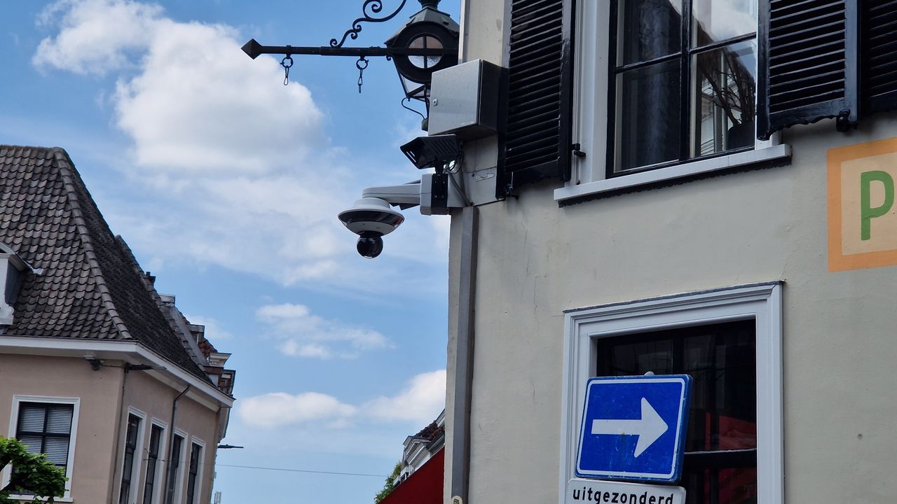 Waarschijnlijk deze camera legde de mishandeling vast (foto: Noël van Hooft).