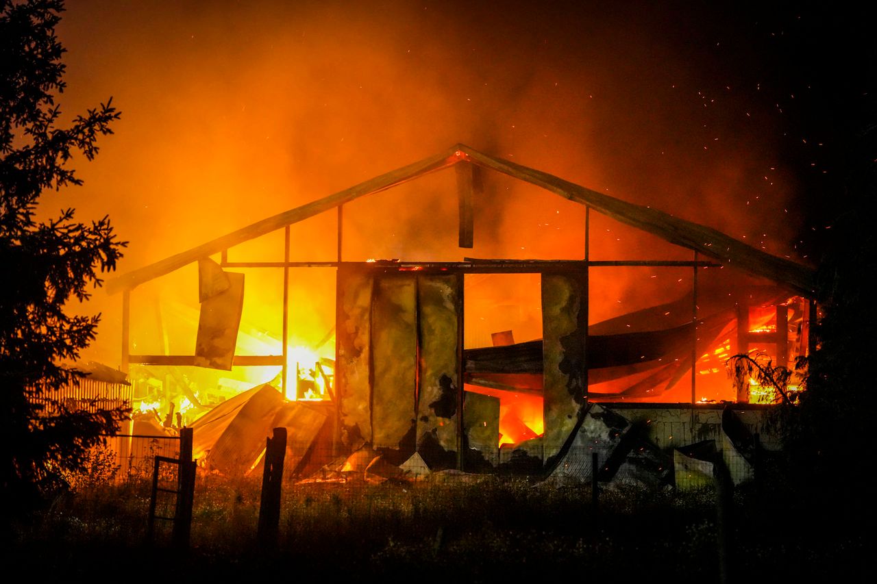 Eén loods brandde geheel uit (foto: Persbureau Heitink).