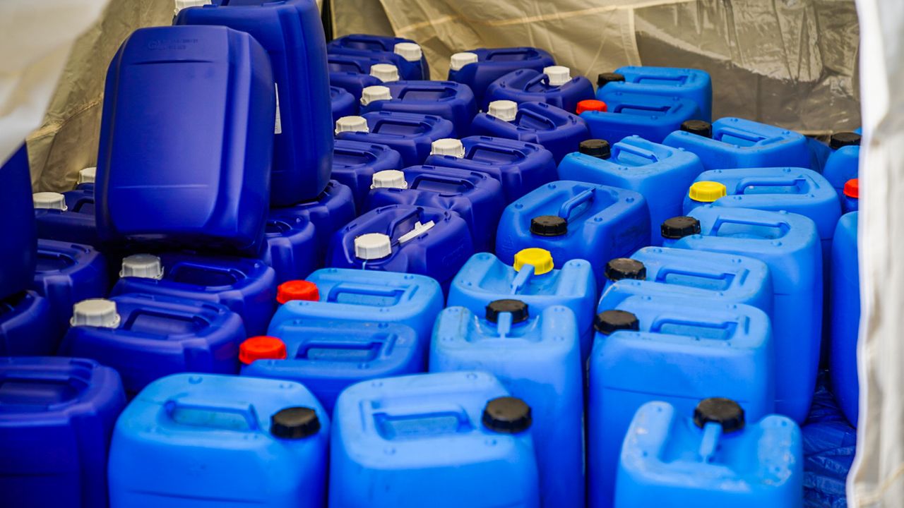 In de vaten zitten grondstoffen voor de productie van harddrugs (foto: Sem van Rijssel/ SQ Vision). 