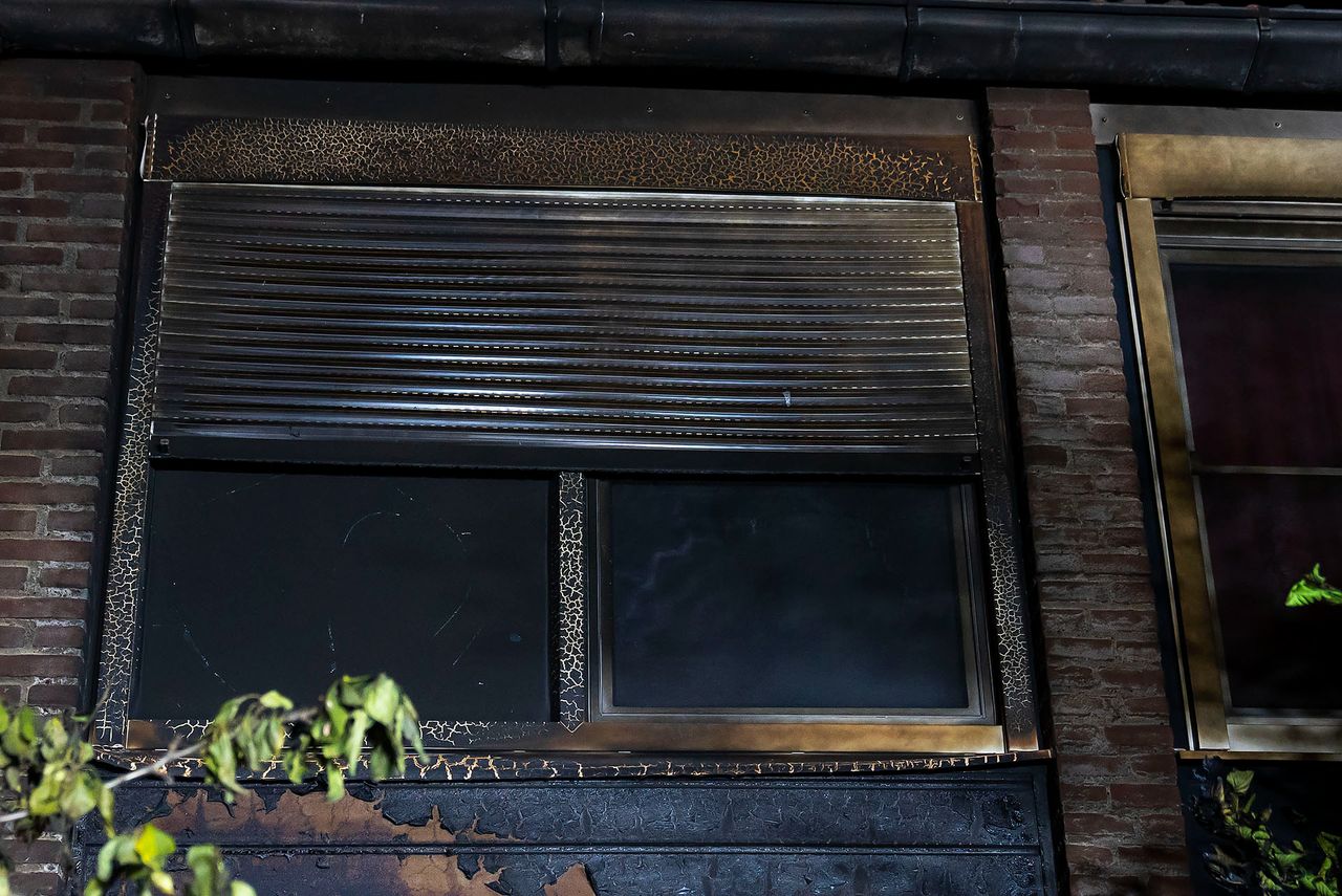 Het huis is zwart geblakerd (foto: Gabor Heeres/SQ Vision).