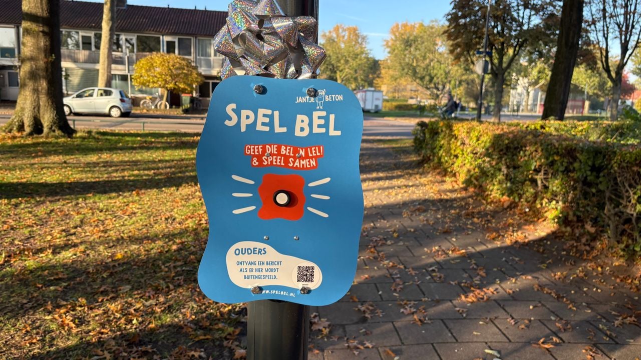 De bel die op het speelveld staat (foto: Omroep Brabant). 