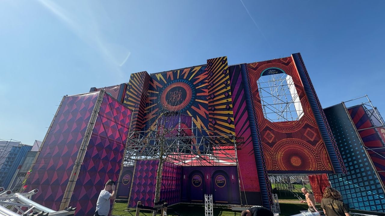 Het drukwerk van TVE is al op het Paaspopterrein te zien (foto: Omroep Brabant).