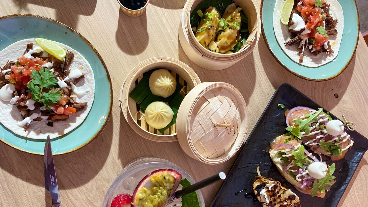 Een aantal wereldgerechtjes die je bij de foodmarkt kunt bestellen (foto: De FAM).