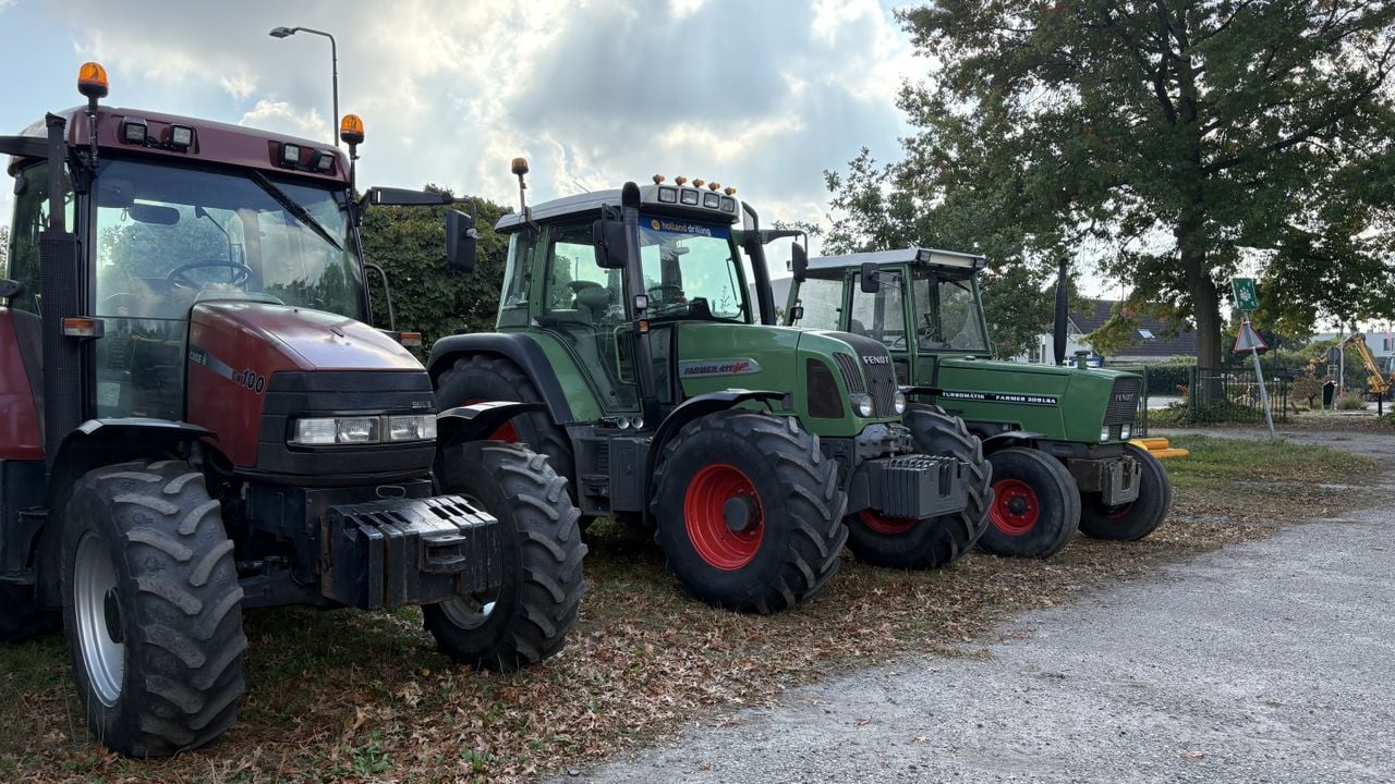 Verschillende tractoren staan geparkeerd bij Yuverta mbo in Boxtel (foto: Wilco Zonneveld).