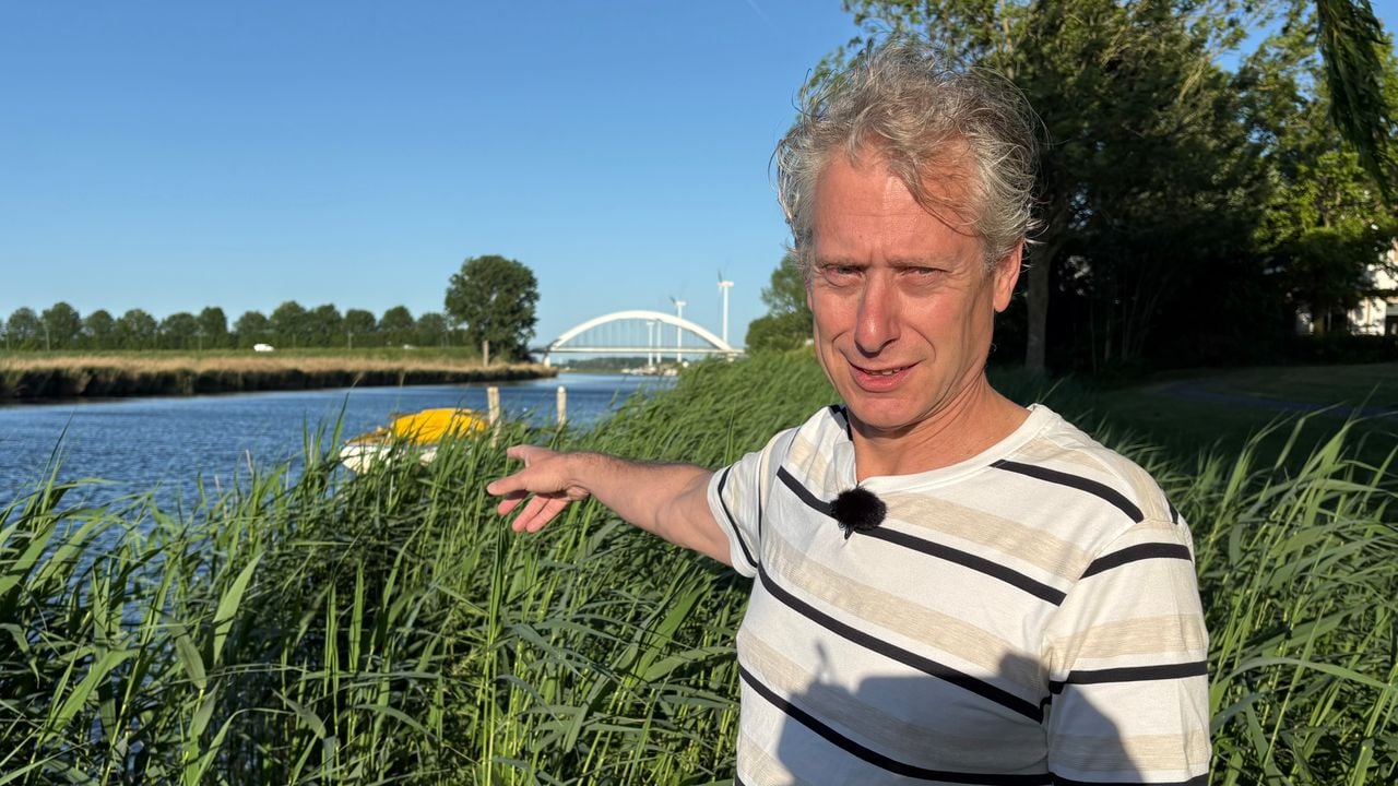 Pieter van Aken wijst naar een bootje dat al negen maanden een plek bezet houdt (foto: Erik Peeters)