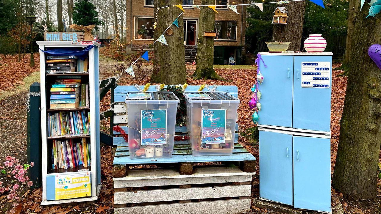 De minibieb met de twee bakken vol kerstspullen.