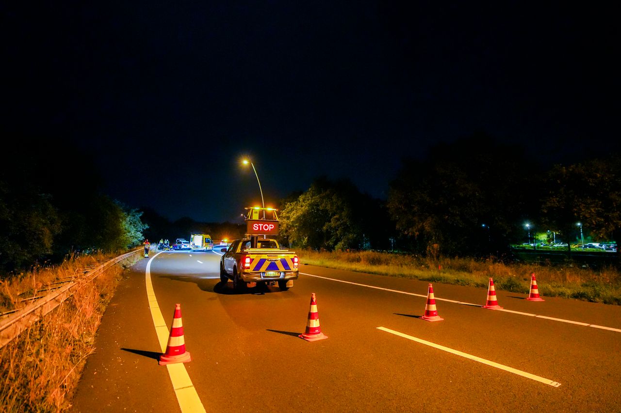 De snelweg werd na de crash van de motoragent afgezet (foto: SQ Vision).