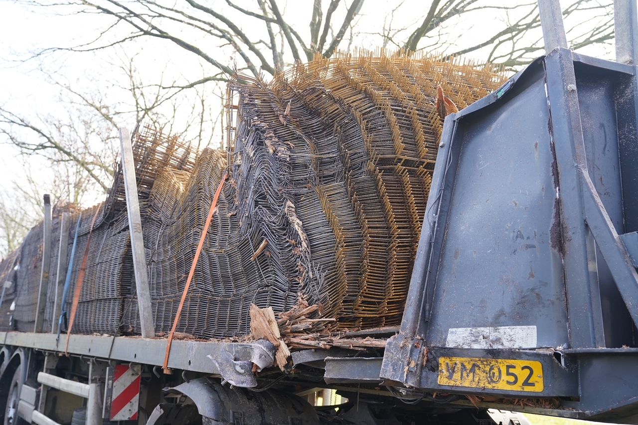 De vrachtwagen vervoerde betonmatten (foto: Bart Meesters).
