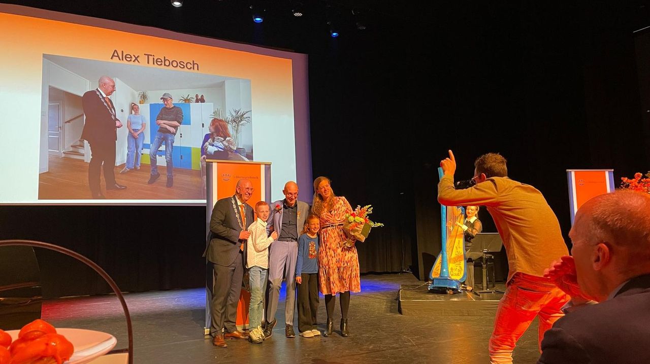 Alex kreeg een lintje voor zijn vrijwilligerswerk voor de wijk (privéfoto). 