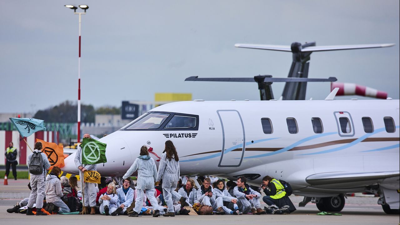 Klimaatactivisten blokkeren privéjets op Schiphol (foto: ANP)
