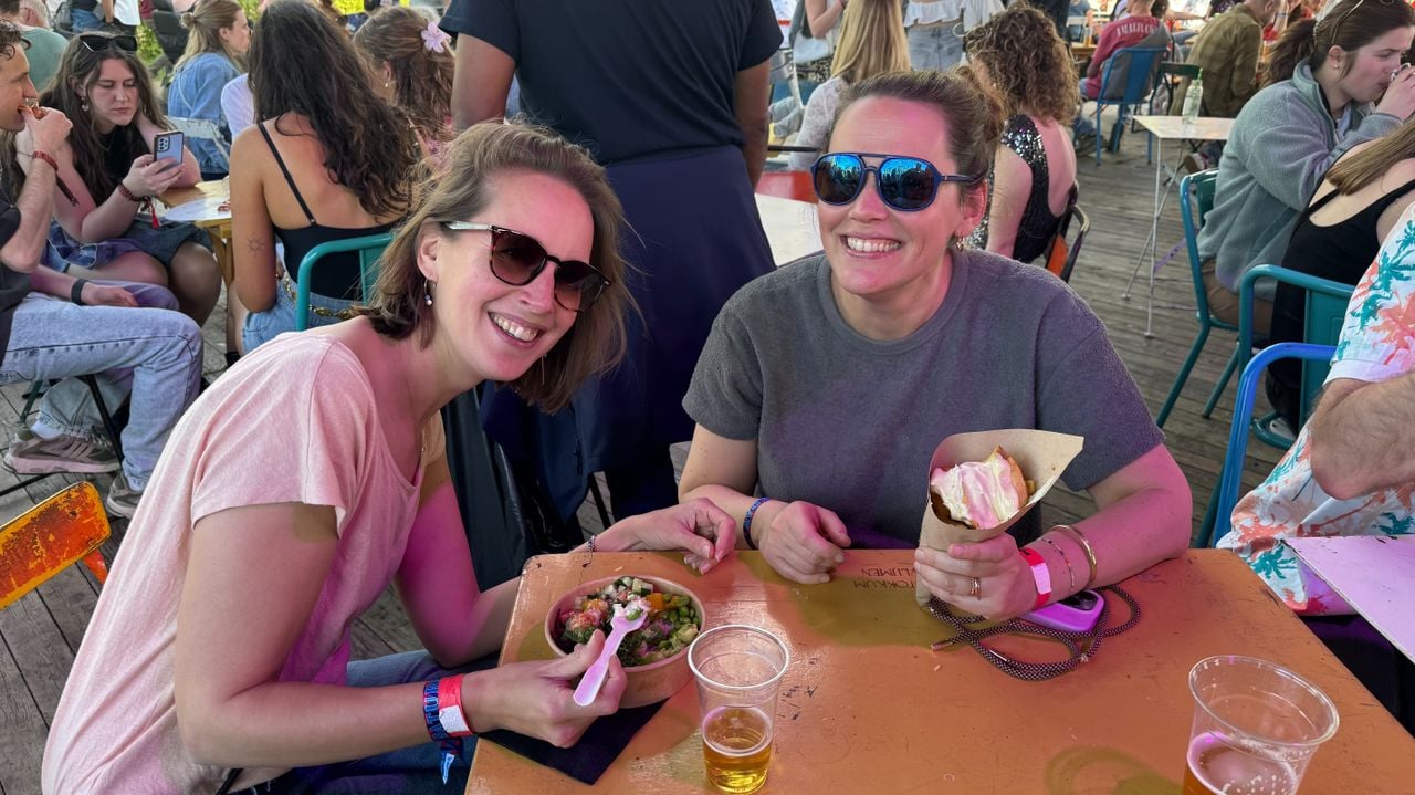 Irene geniet van haar pokebowl, terwijl Eva een frietje eet (foto: Omroep Brabant).