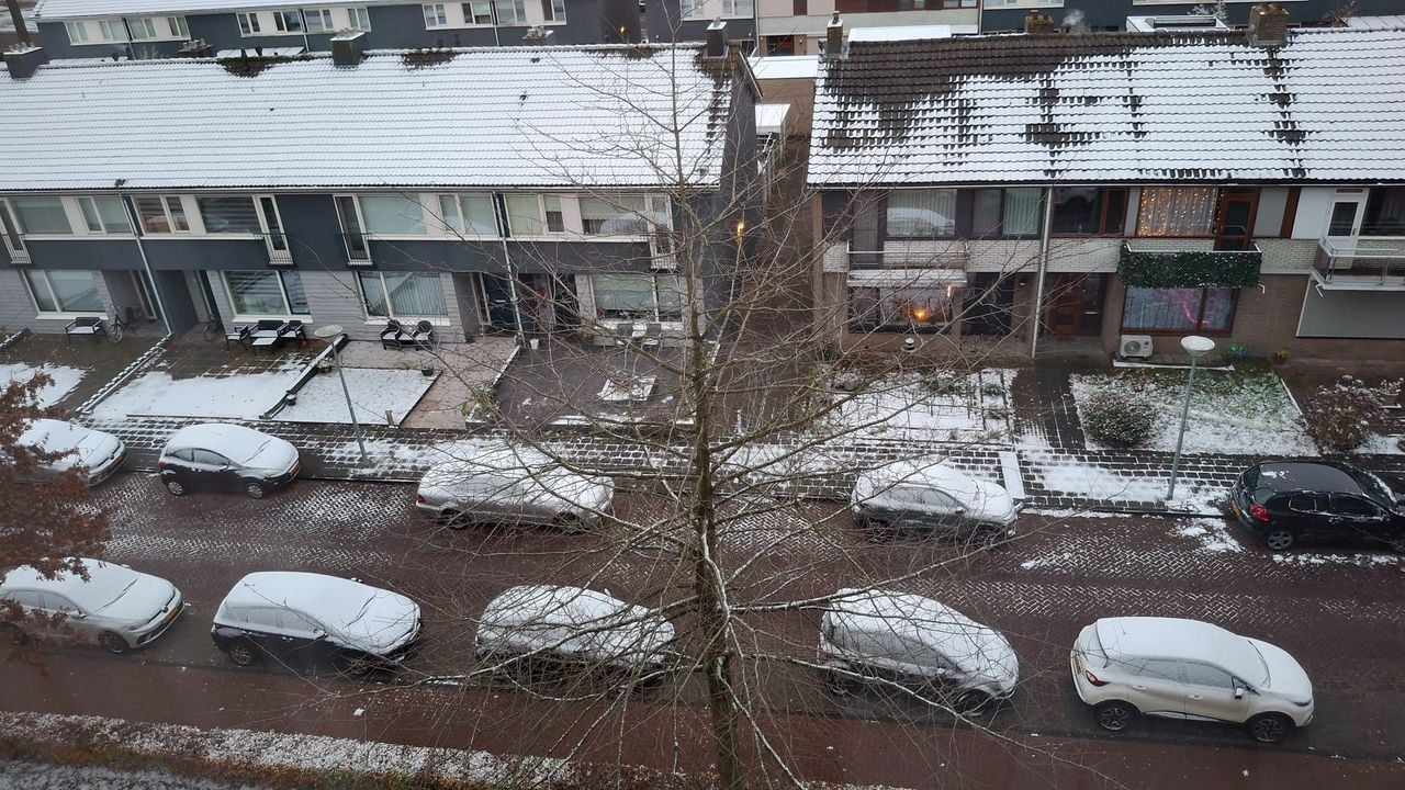 Sneeuw in Waalwijk zondagochtend (foto: Martha Kivits).