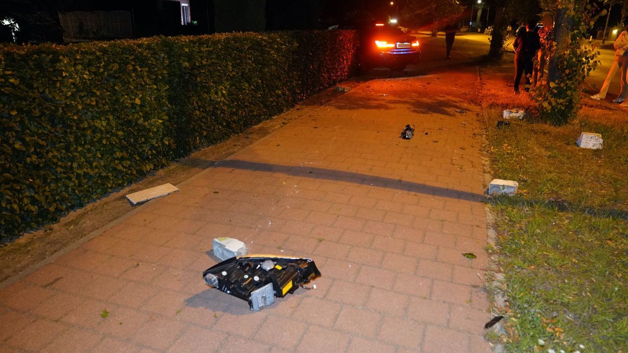 Brokstukken belandden na de crash in Soerendonk tientalen meters verderop (foto: SQ Vision).
