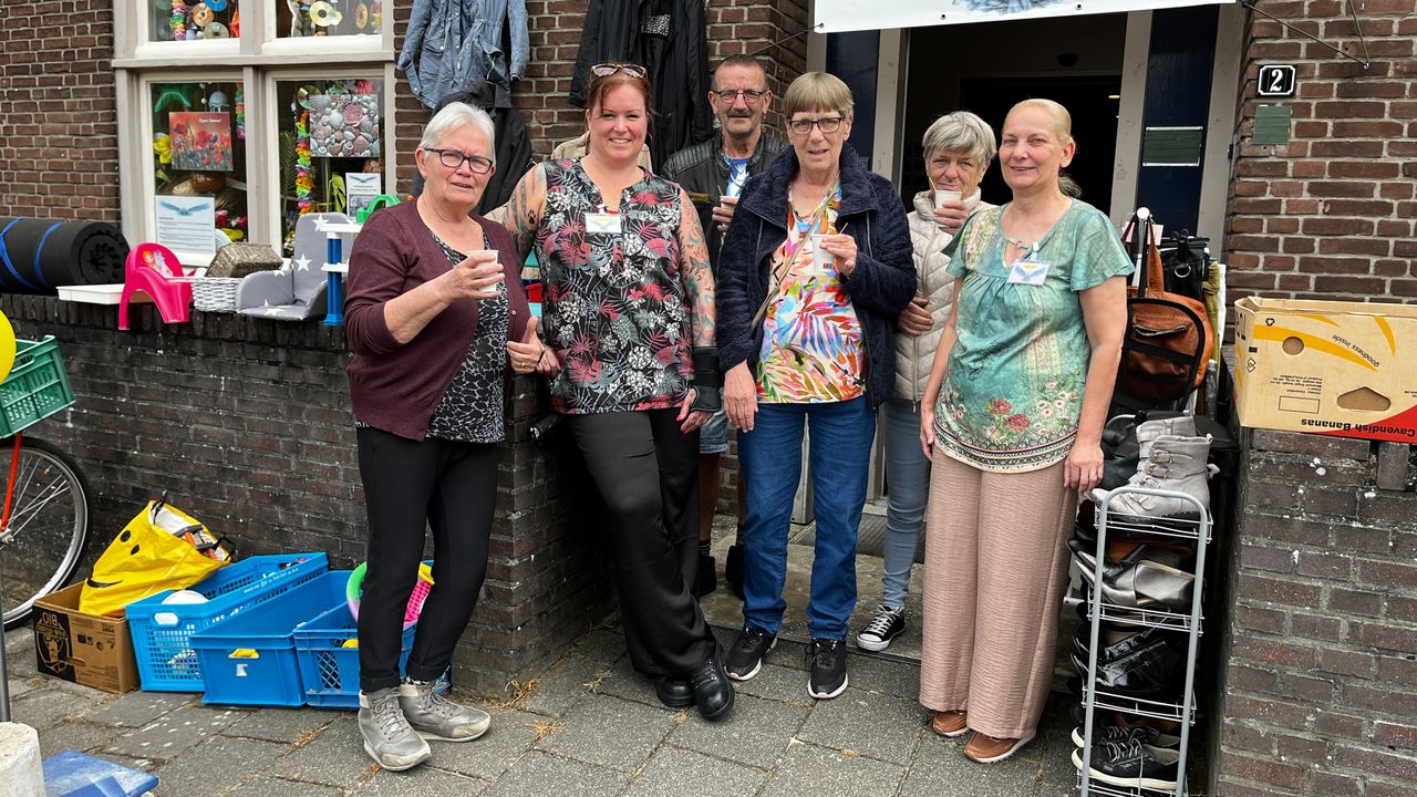 Hedwig staat hier tweede van links,  tussen haar vaste klanten (foto: Rogier van Son).