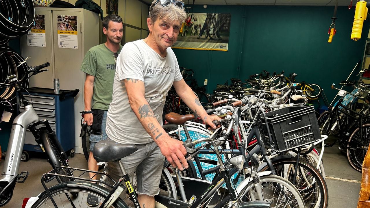 Roland en Nico uit Eindhoven waren dakloos, maar zijn nu actief als fietsenmaker (foto: Floor Foole)