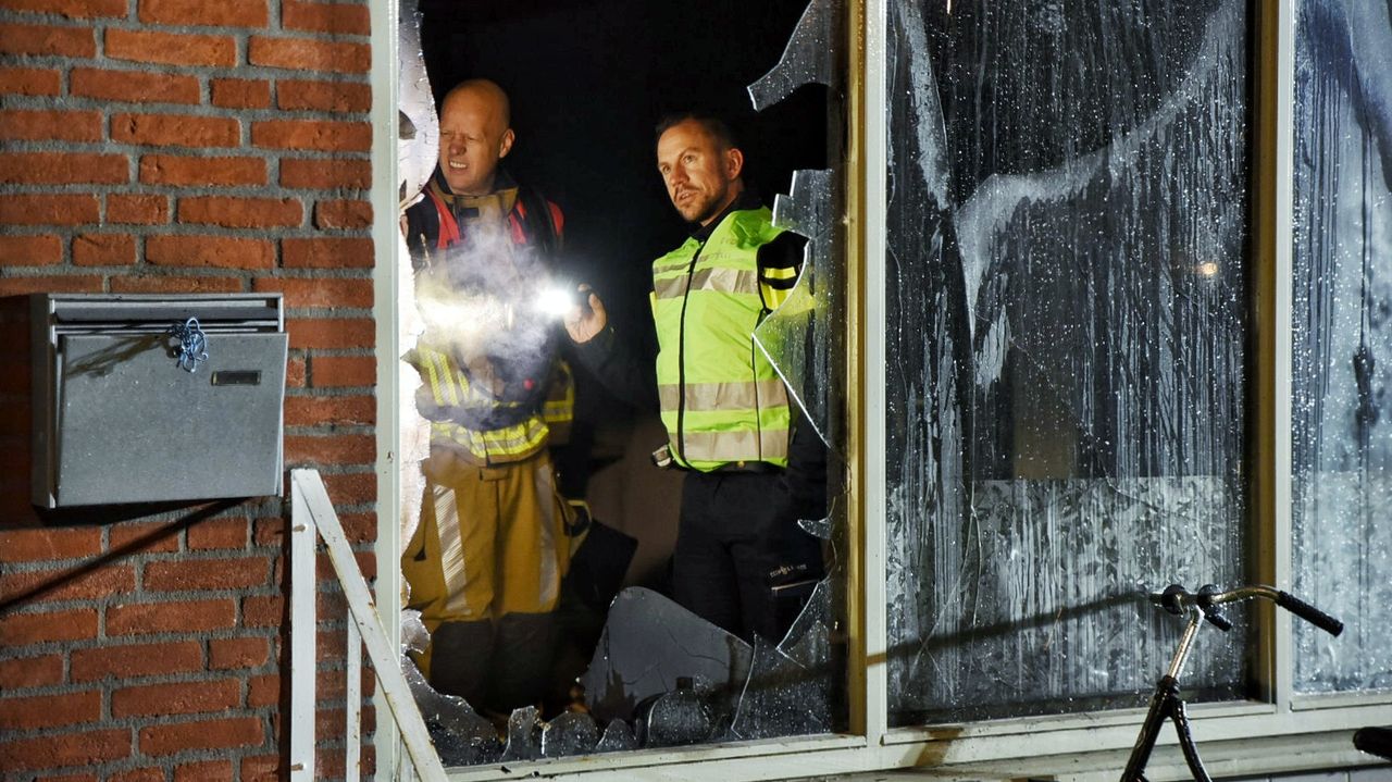 De woonkamer van het huis in Tilburg is zwartgeblakerd (foto: Toby de Kort/SQ Vision).
