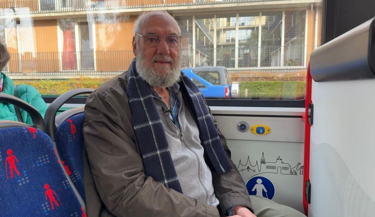 Henk van der Hoven in de bus naar het station (foto: Pieter Soethout).