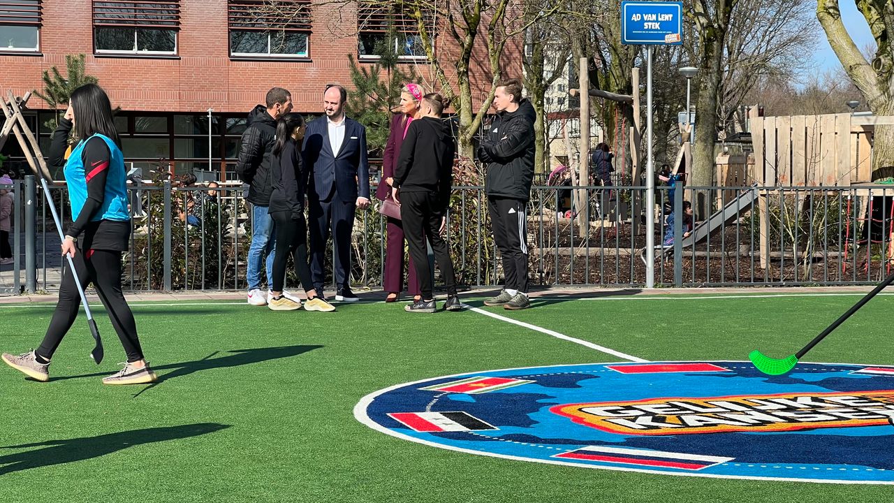 Jongeren in gesprek met koningin Máxima op het Gelijke Kansenplein (foto: Megan Hanegraaf).