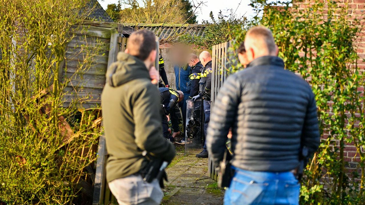 Commotie aan de Koningin Julianastraat in Bergeijk zaterdagochtend (foto: Rico Vogels/SQ Vision).