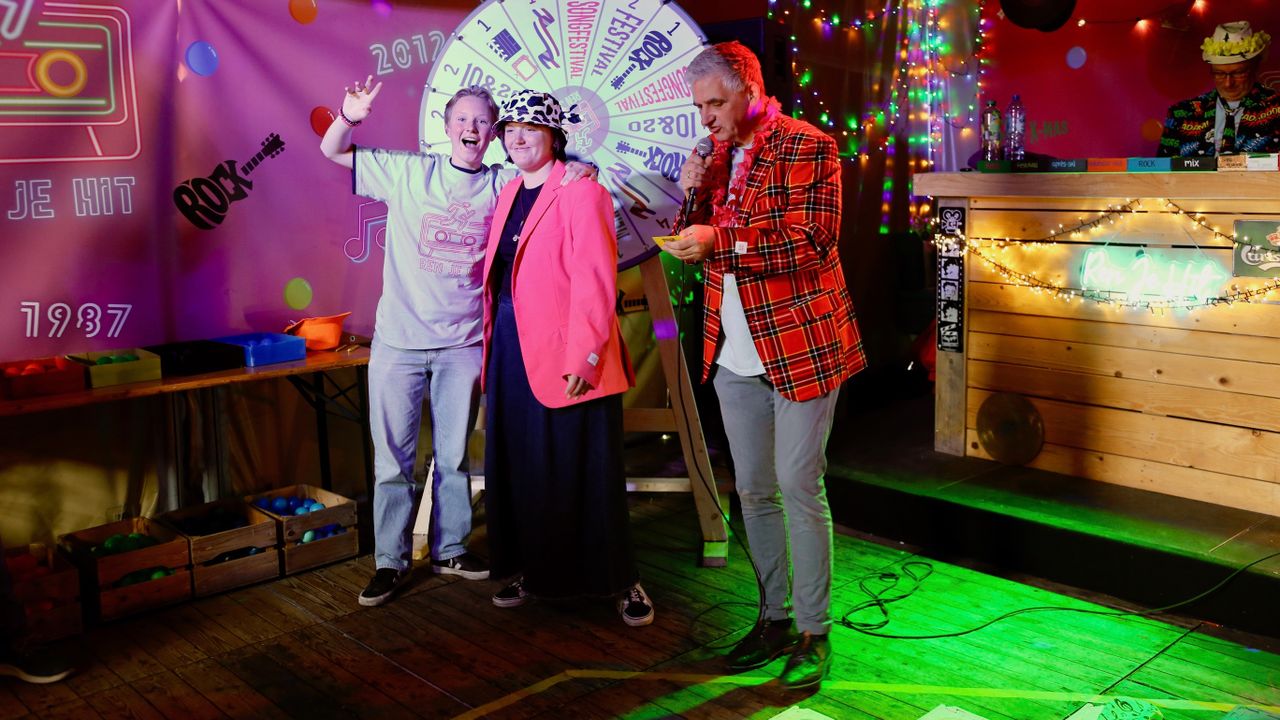 Het nichtje van Nico helpt ook graag mee net als andere familieleden en vrienden (foto: Lobke Kapteijns).