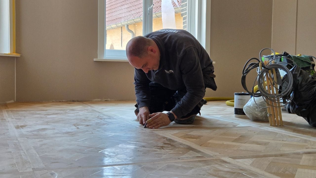 Nick van der Velden is druk bezig met de vloeren in het kasteel (foto: Noël van Hooft).