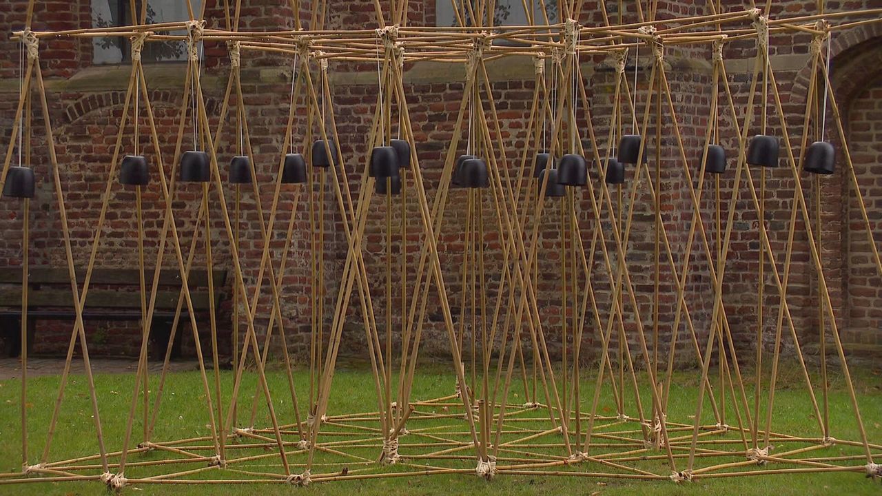 Het kunstwerk met de luidspeakers.