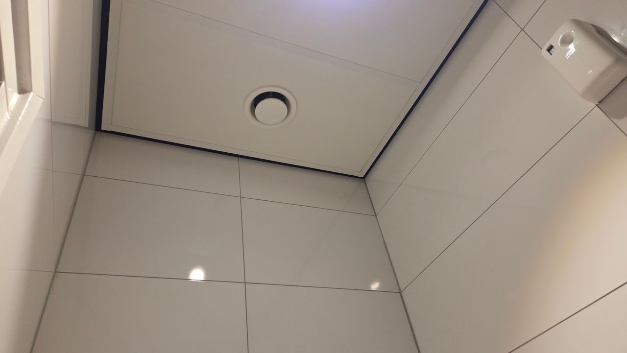 Hier hing de verborgen camera op het gastentoilet van Cafetaria Marco (foto: Noël van Hooft).