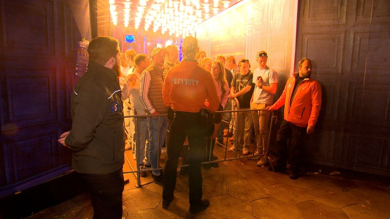 De beveiliging sloot op zaterdag kort de Phoenix tijdens het optreden van Typhoon (foto: Omroep Brabant).