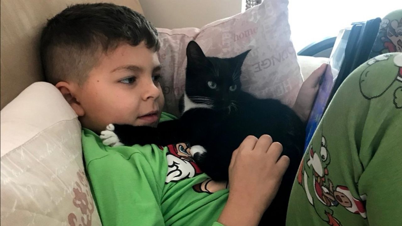 Destan en Kai op de bank (foto: Sanne Lieberwirth)