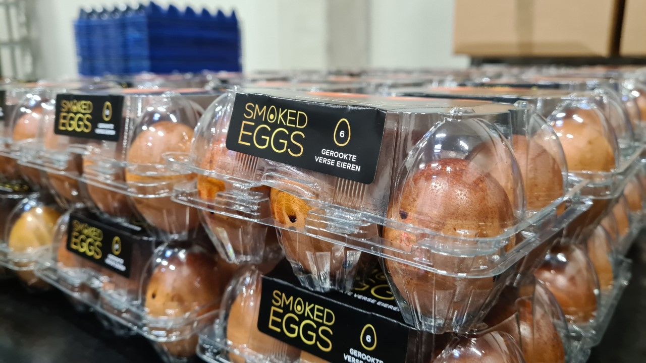 Na zestien uur roken zijn de Smoked Eggs klaar en kunnen ze ingepakt worden (foto: Noël van Hooft)