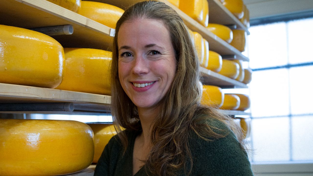 Anke Wismans op de zuivelboerderij