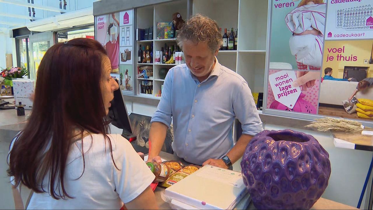 Betalen met twee pakken soep en een pot bruine bonen (foto: Omroep Brabant).