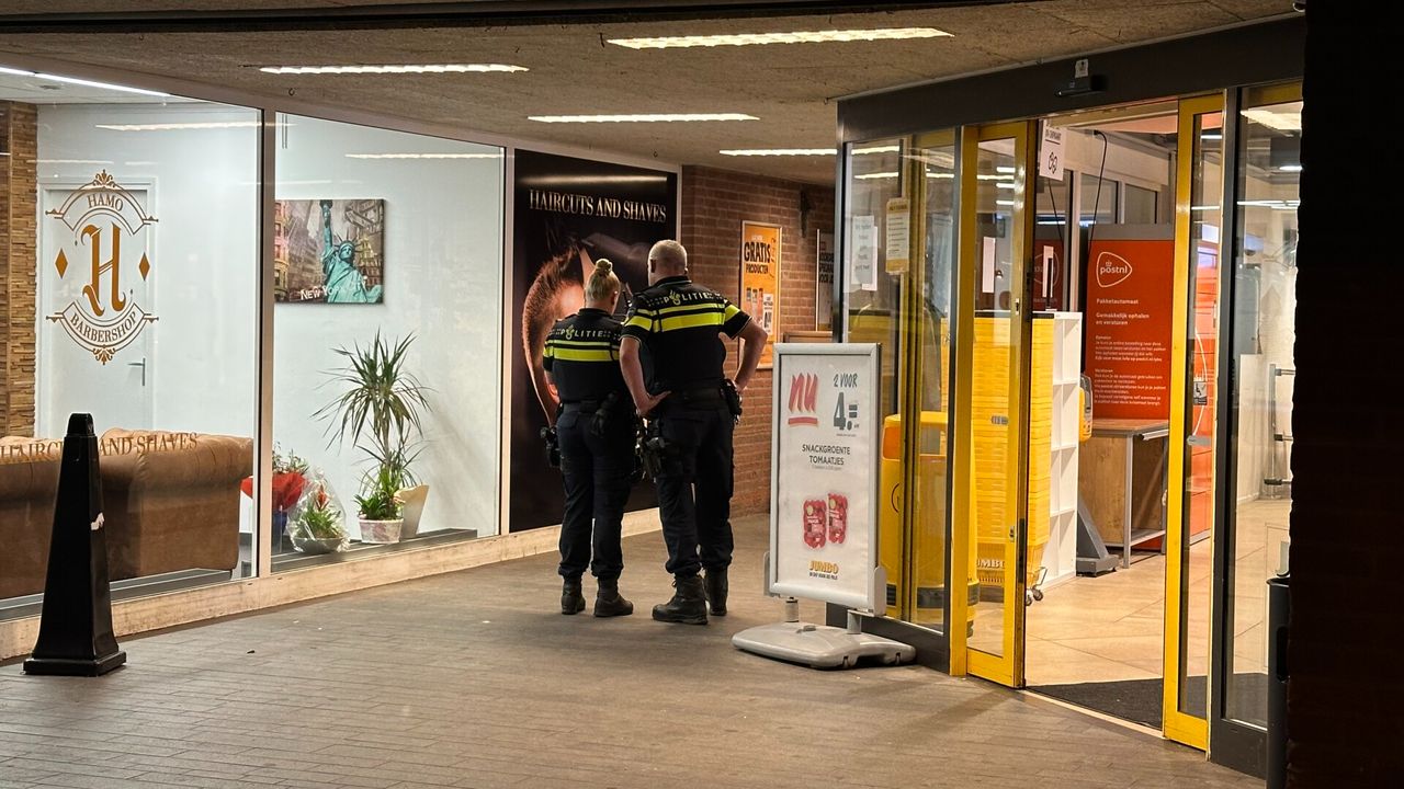 Agenten zoeken in winkelcentrum de Bunders naar de dader (Foto: Sander van Gils/SQ Vision). 