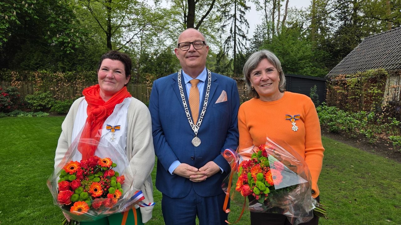 Ilse Santema-Wessels, burgemeester Marcel Oosterveer en Emily Zwartkruis (foto: Noël van Hooft).