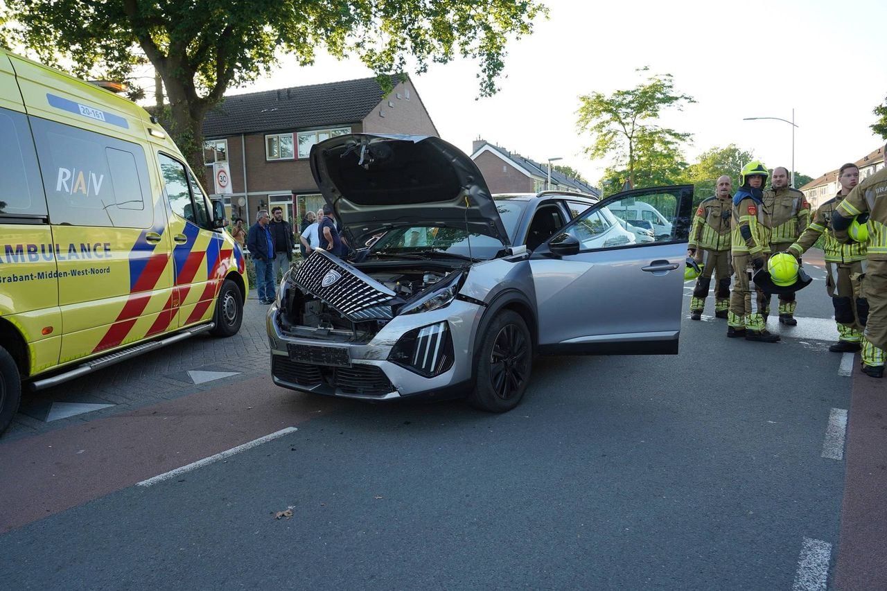 Eén van de beschadigde auto's (foto: Jeroen Stuve/Persbureau Heitink).
